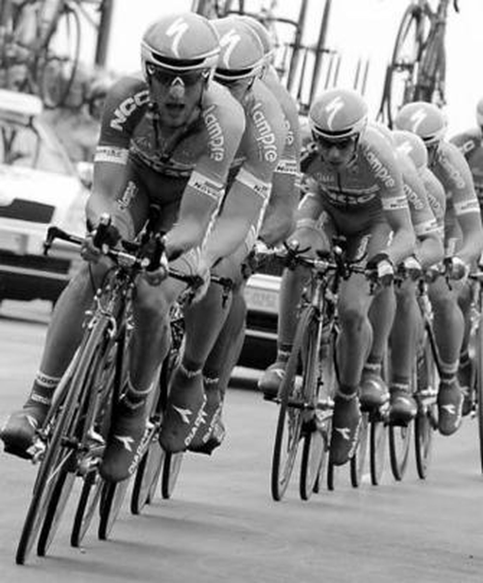 El equipo Slipstream, en plena contrarreloj por las calles de Palermo.