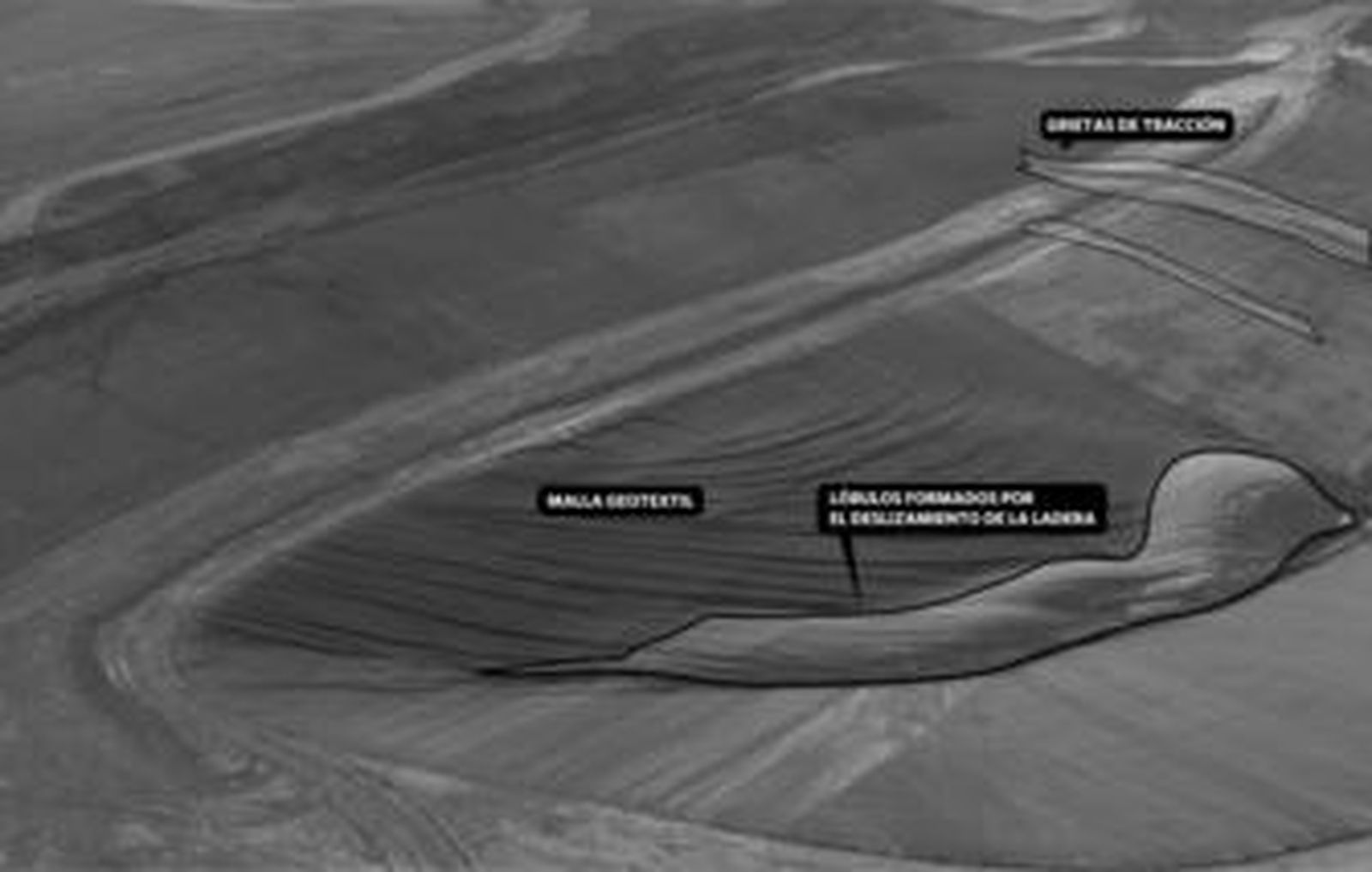 La vista aérea muestra los efectos del deslizamiento rotacional de ladera en el vaso de residuos mineros.