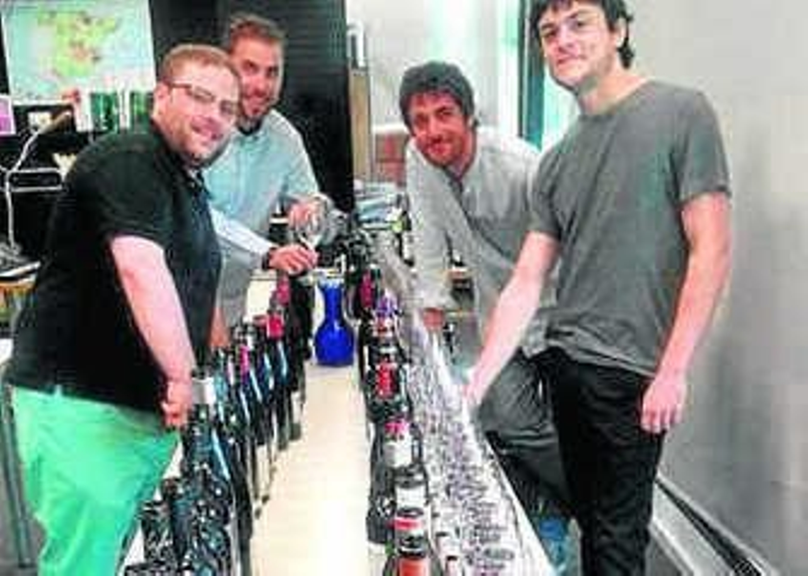 El equipo de cata de Guía Peñín, con su director, Carlos González (2i) durante una de las catas.