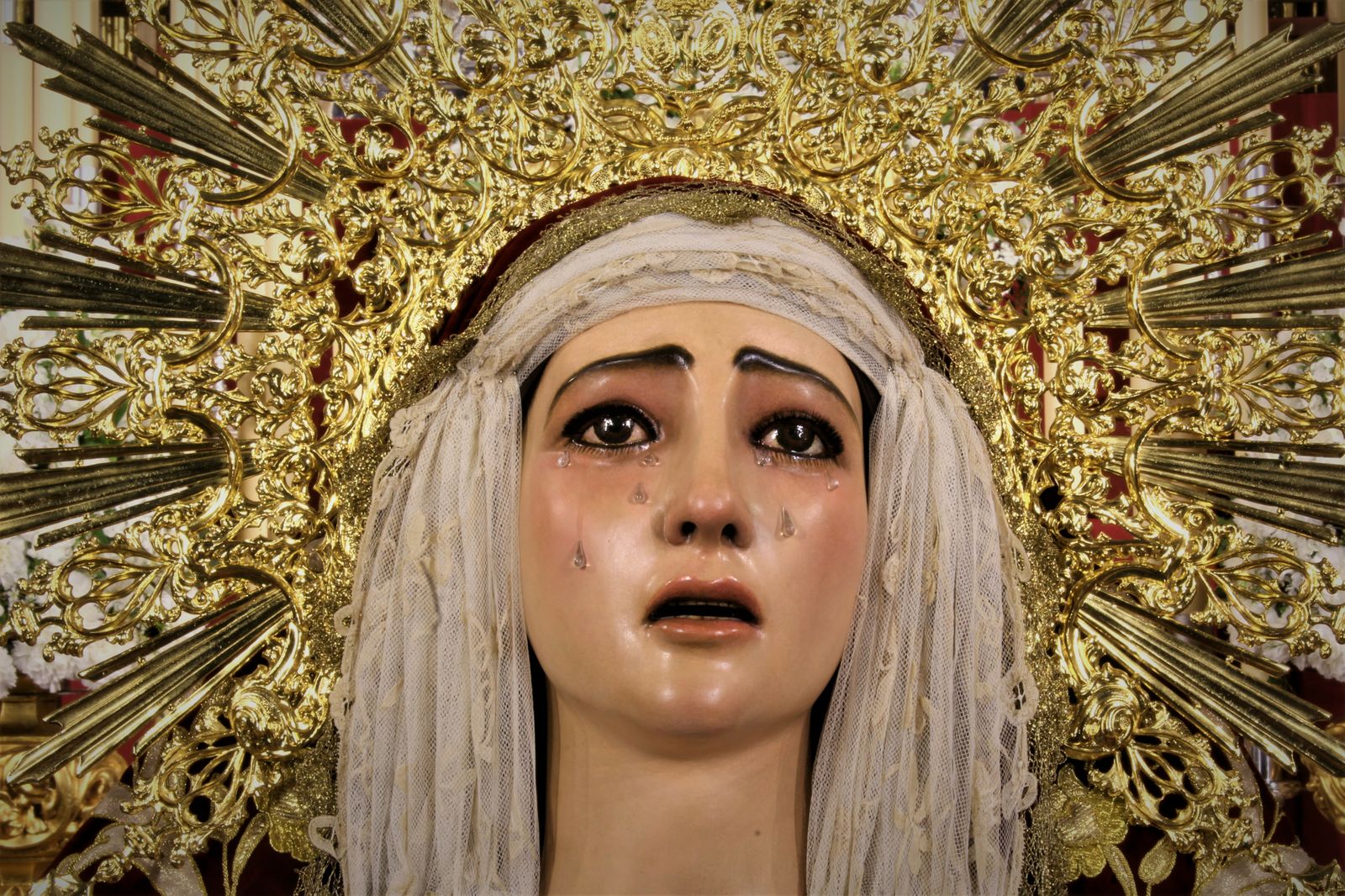 La Virgen de Guía de la Lanzada regresa tras ser restaurada por Miñarro