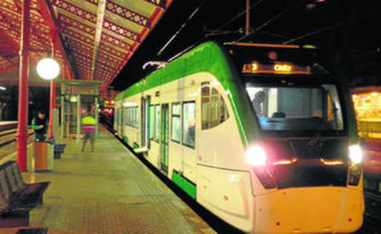 El futuro tren-tranvía de la Bahía de Cádiz, estacionado en San Sebastián durante las pruebas de homologación.