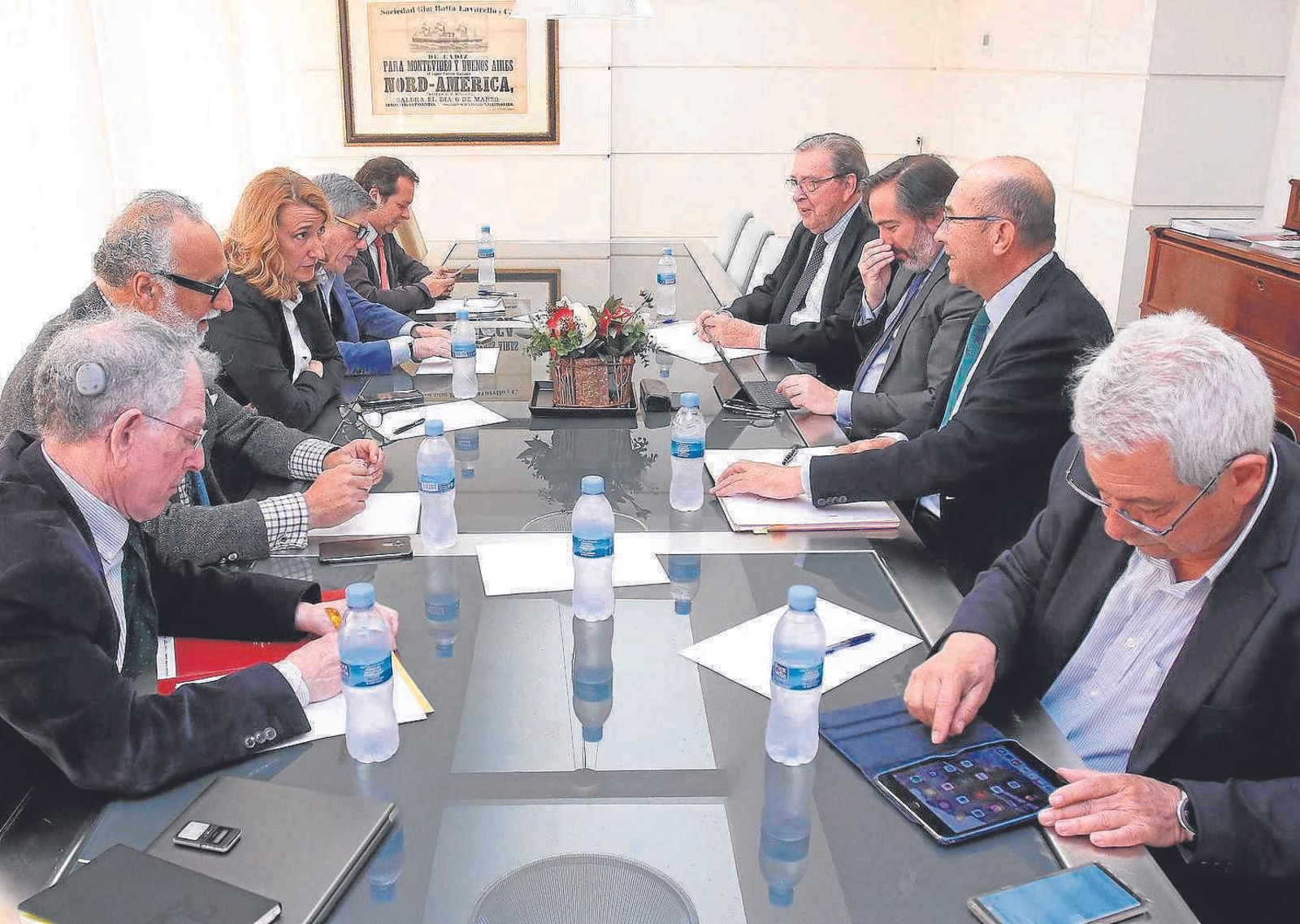 Los miembros del panel de economistas reunidos en Sevilla con periodistas del Grupo Joly.