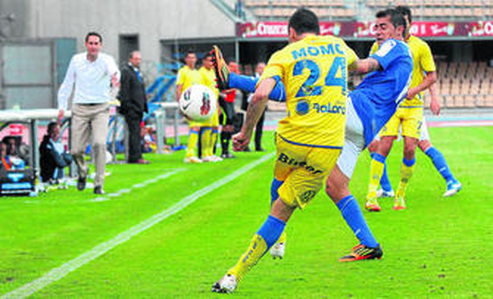 Momo es presionado por Maldonado en una acción del segundo periodo.