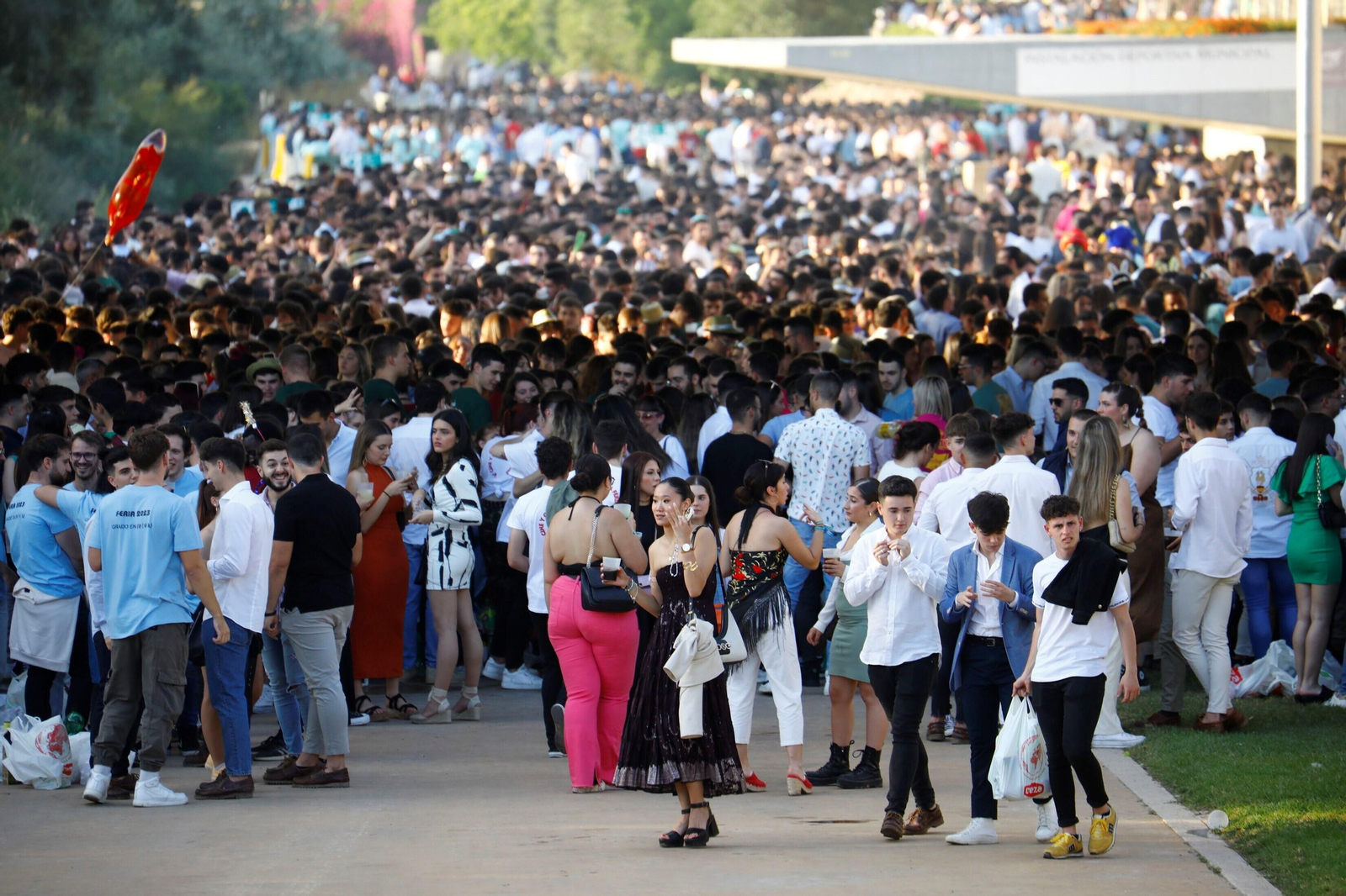 El clásico botellón del Miércoles de la Feria de Córdoba, en imágenes