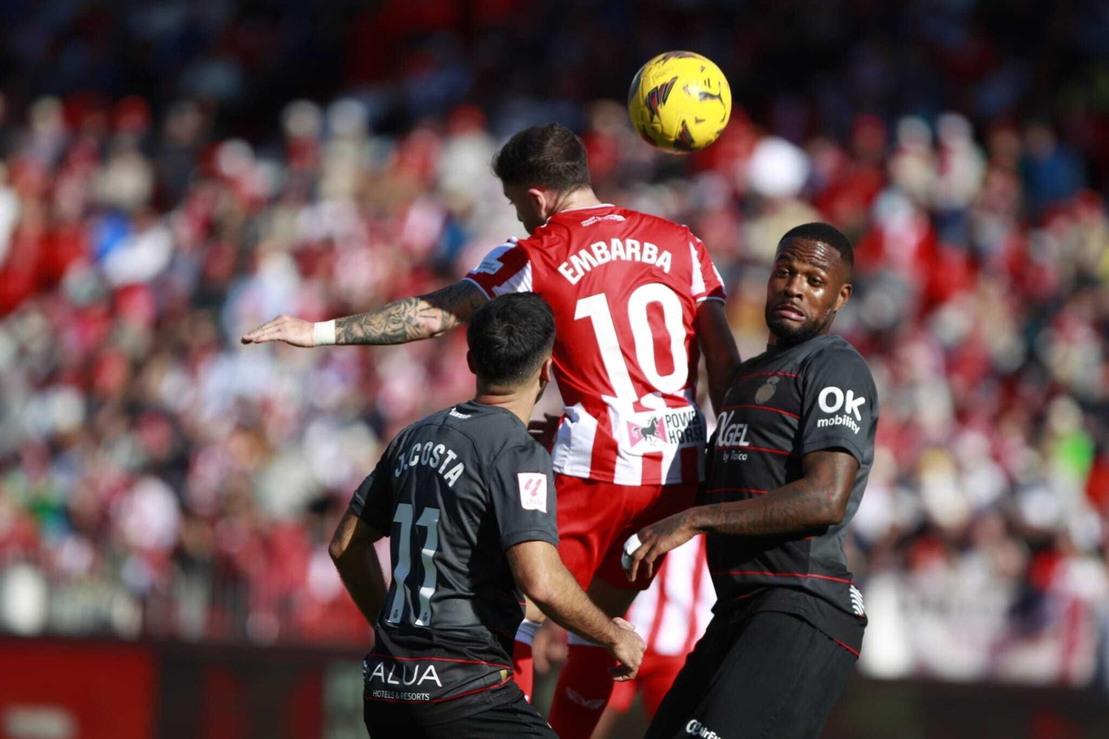 Embarba pugna por un balón aéreo ante Larin y Jaume Costa.