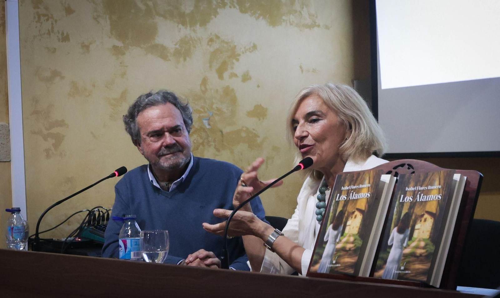 La autora, junto al periodista Manolo Curao, durante la presentación.