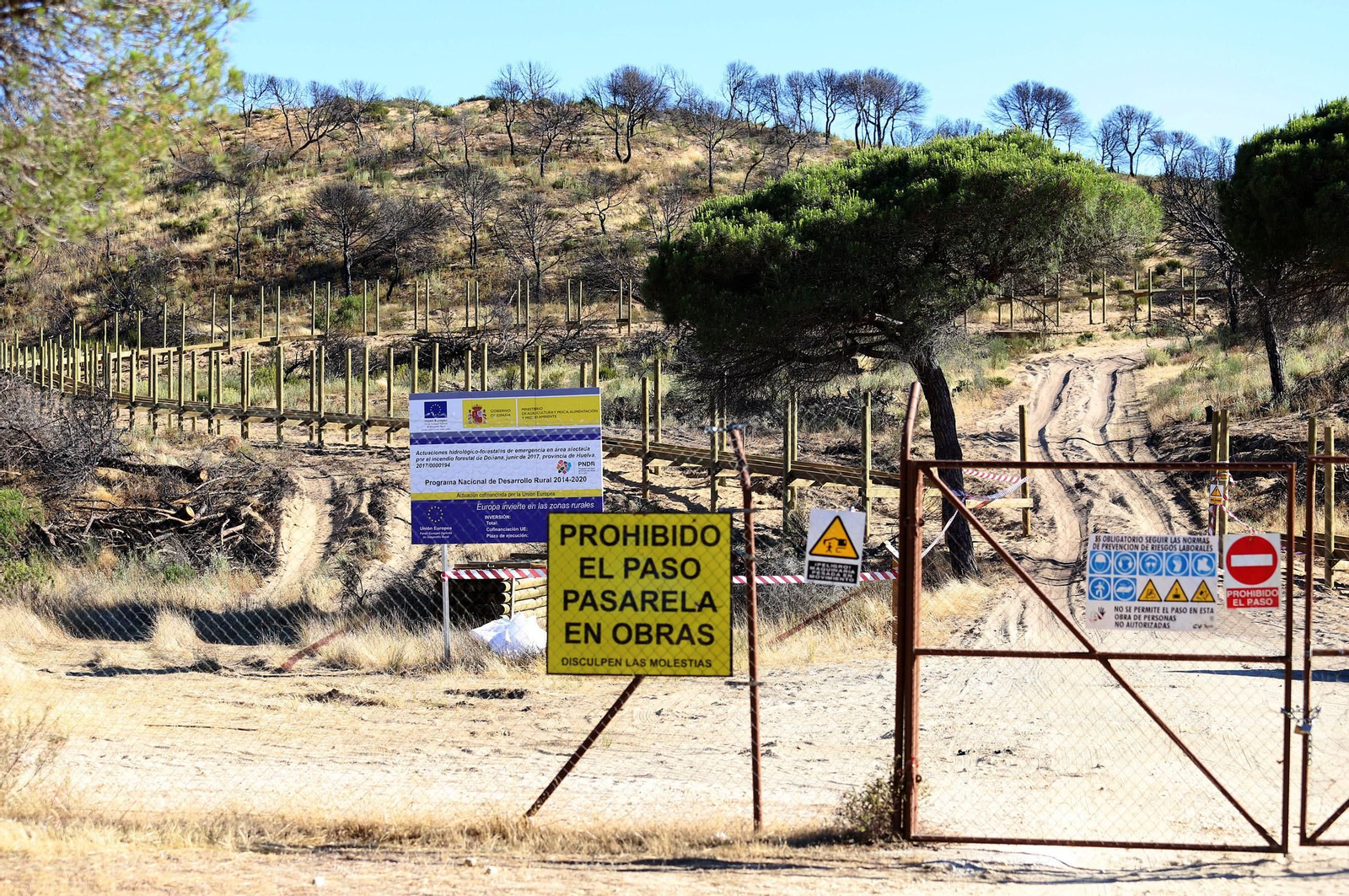 Verja que impide el acceso a la zona de aparcamientos de Cuesta Maneli y la llegada a la playa por este punto.