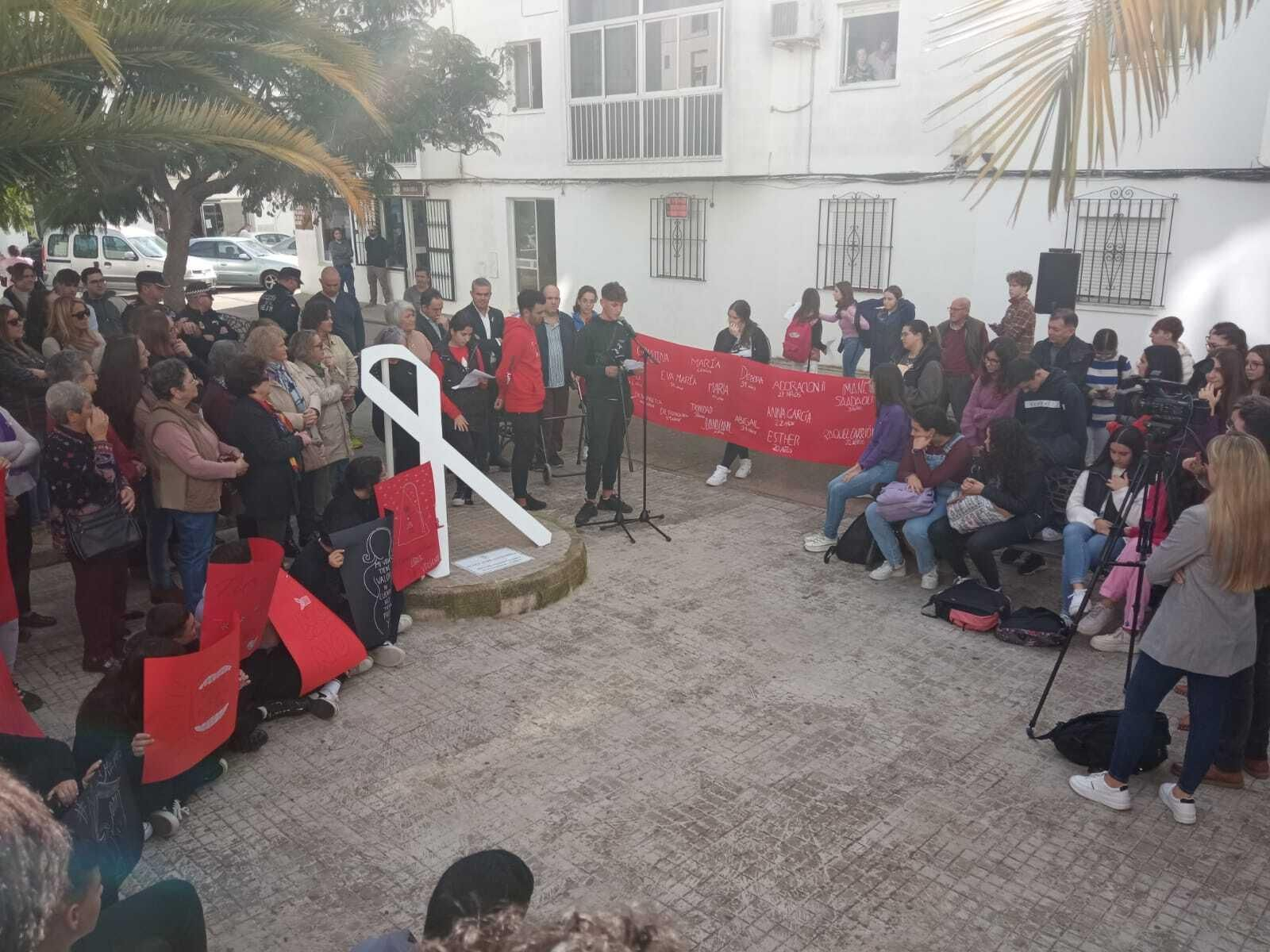 Un alumno del IES La Janda leyendo un poema.