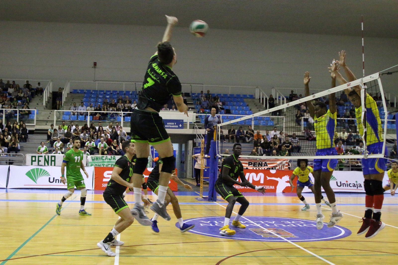 Ataque del capitán Jorge Almansa por zona dos.