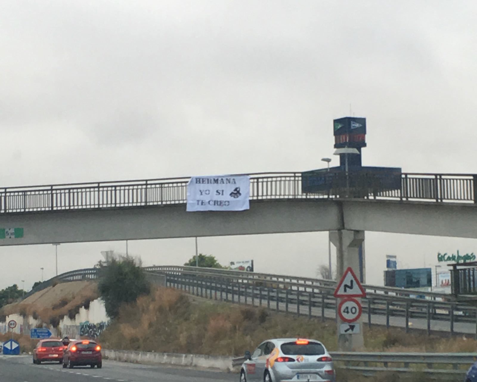 Una pancarta de apoyo a la víctima de 'la Manada' junto a Sevilla Este.