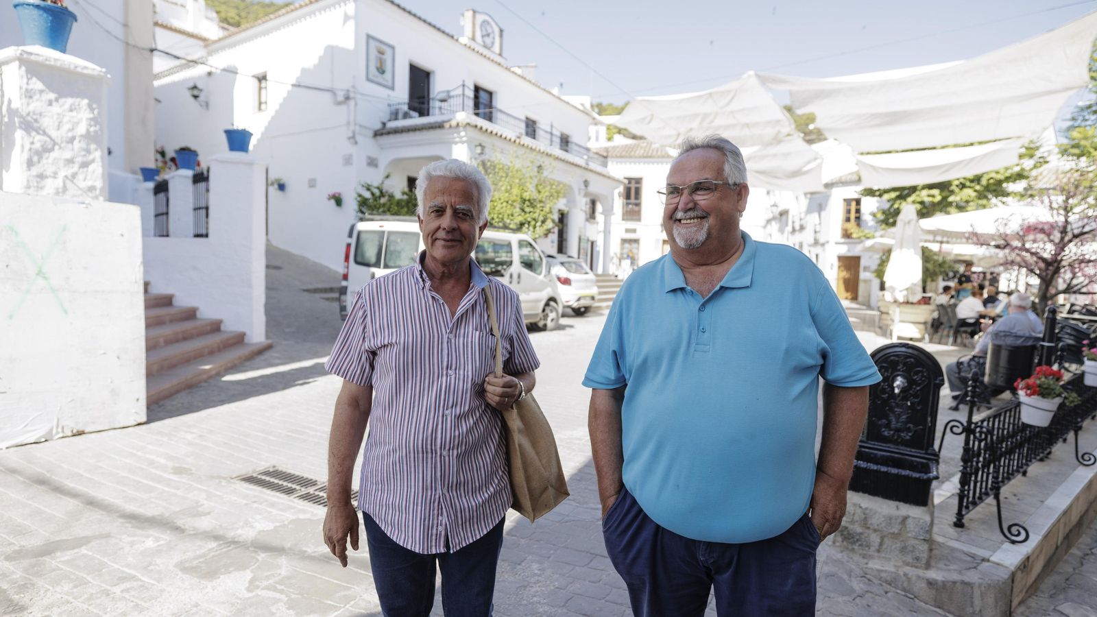 Dos exalcaldes, Antonio Atienza y José Luis Menacho, coinciden en el centro del pueblo. Dos exalcaldes, Antonio Atienza y José Luis Menacho, coinciden en el centro del pueblo.