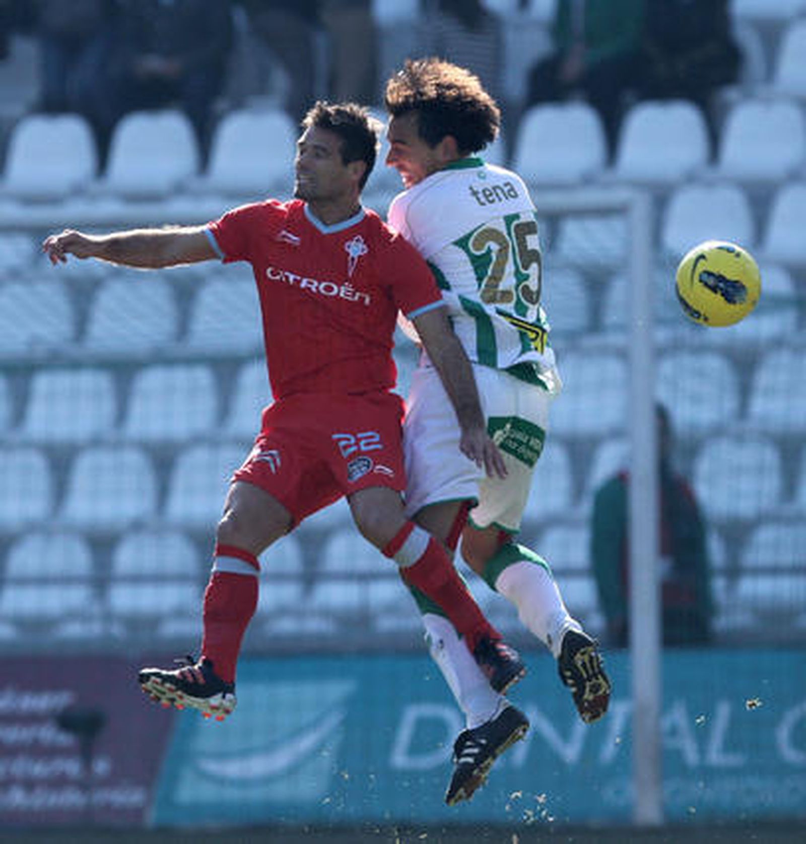 El Córdoba no puede coronar con una victoria su dominio ante el Celta de Vigo en el Arcángel (0-0). / José Martínez