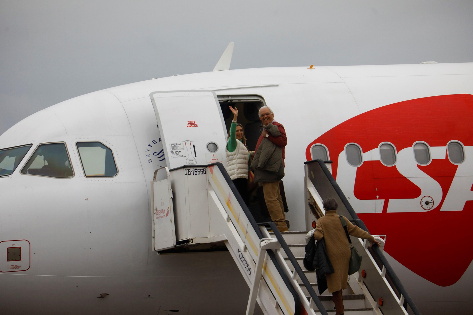 El despegue del el primer vuelo chárter a Europa en el aeropuerto de Córdoba, en imágenes