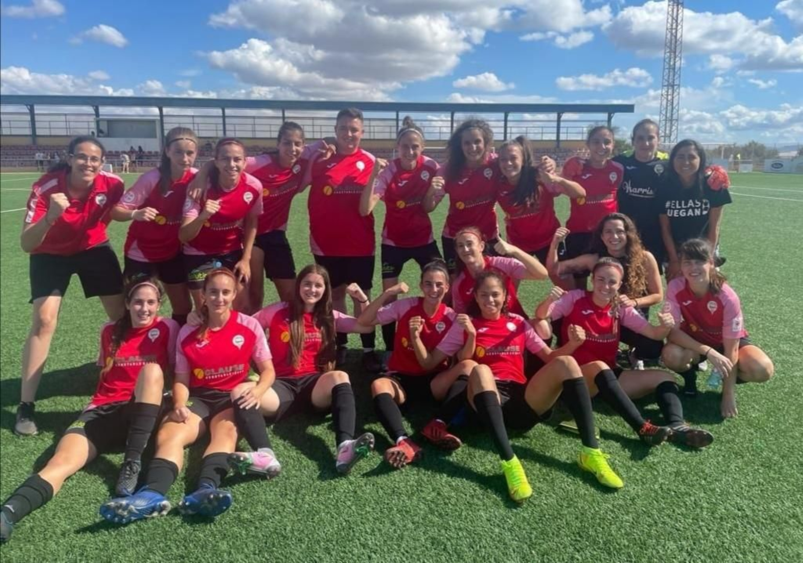 Las cañaeras tras su triunfo en casa.