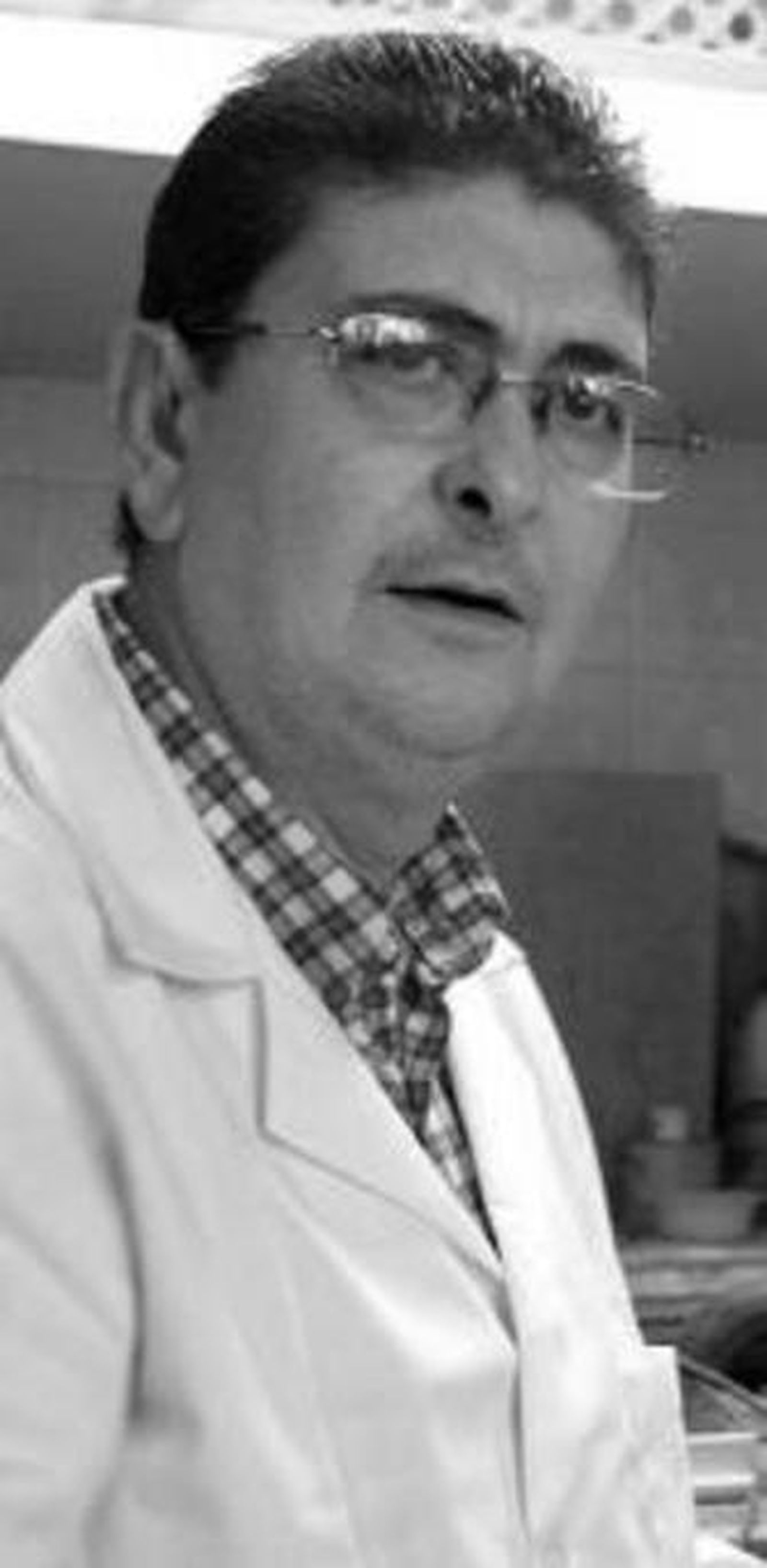 José Antonio Bravo, con el Cristo y el Caifás en madera de cedro que ya han obtenido el visto bueno del arzobispo para la hermandad de una localidad granadina