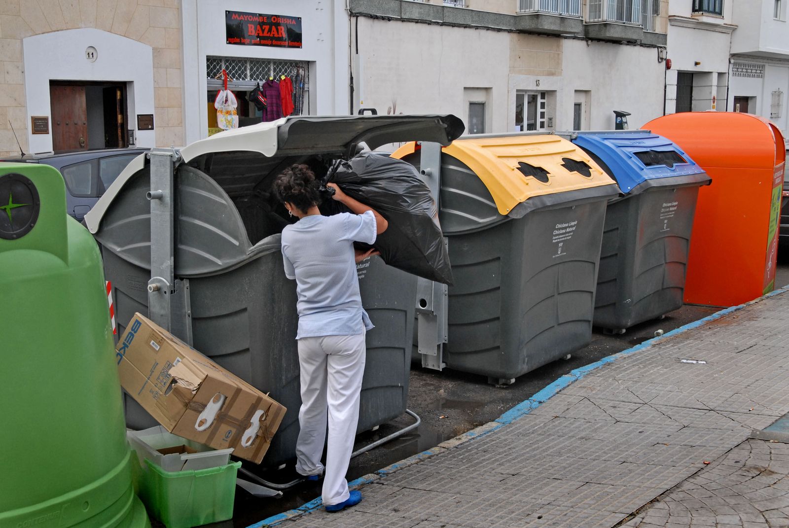 Contenedores de recogida de residuos en el centro de la ciudad.