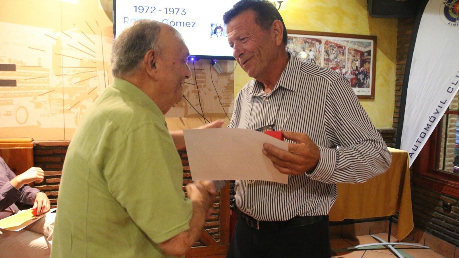 Ramón Gómez-Vivancos recibe su distinción de manos de José Manuel López Collado, actual presidente del  Automóvil Club de Almería.