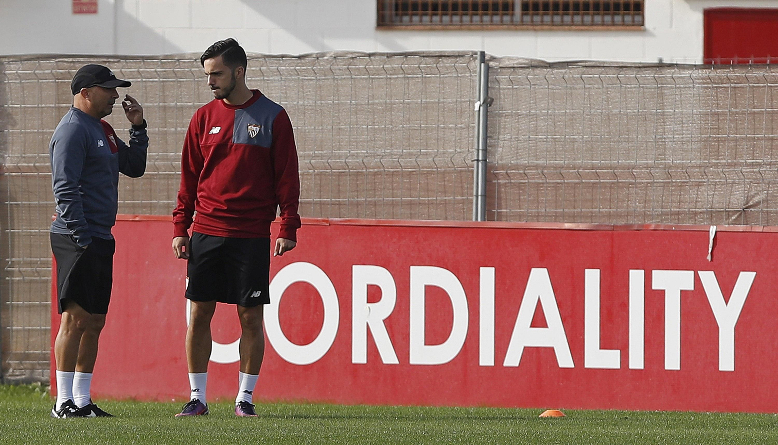 Sampaoli dialoga con Sarabia, uno de sus jugadores comodines.