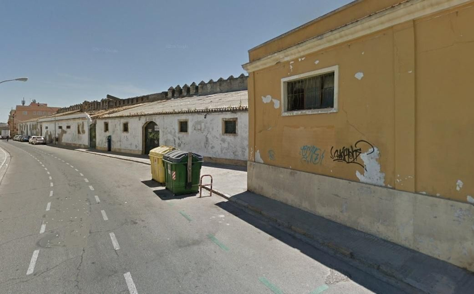 Imagen de las fincas de calle Muro en cuya parte superior se aprecia el lienzo de la muralla de Jerez.