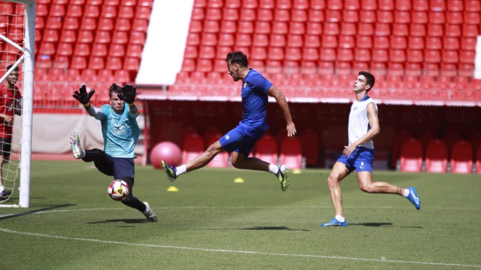 Rachad marca en el entrenamiento superando a Obón. Rachad marca en el entrenamiento superando a Obón.