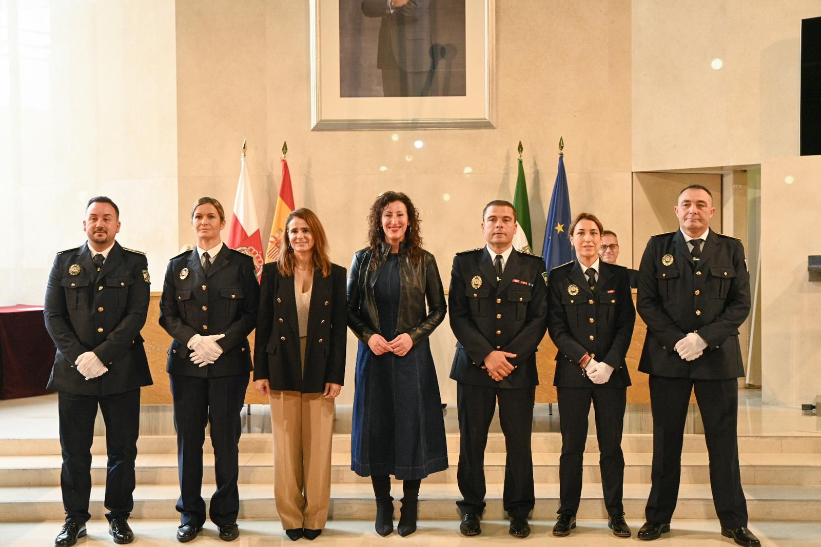 La alcaldesa y la concejal de Seguridad con los policías locales