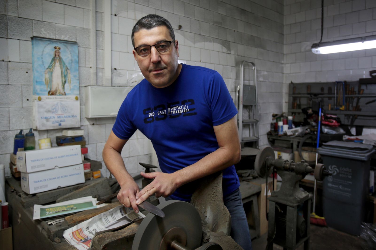 Serafín Gabriel afila un cuchillo en su establecimiento de la calle Compañía.