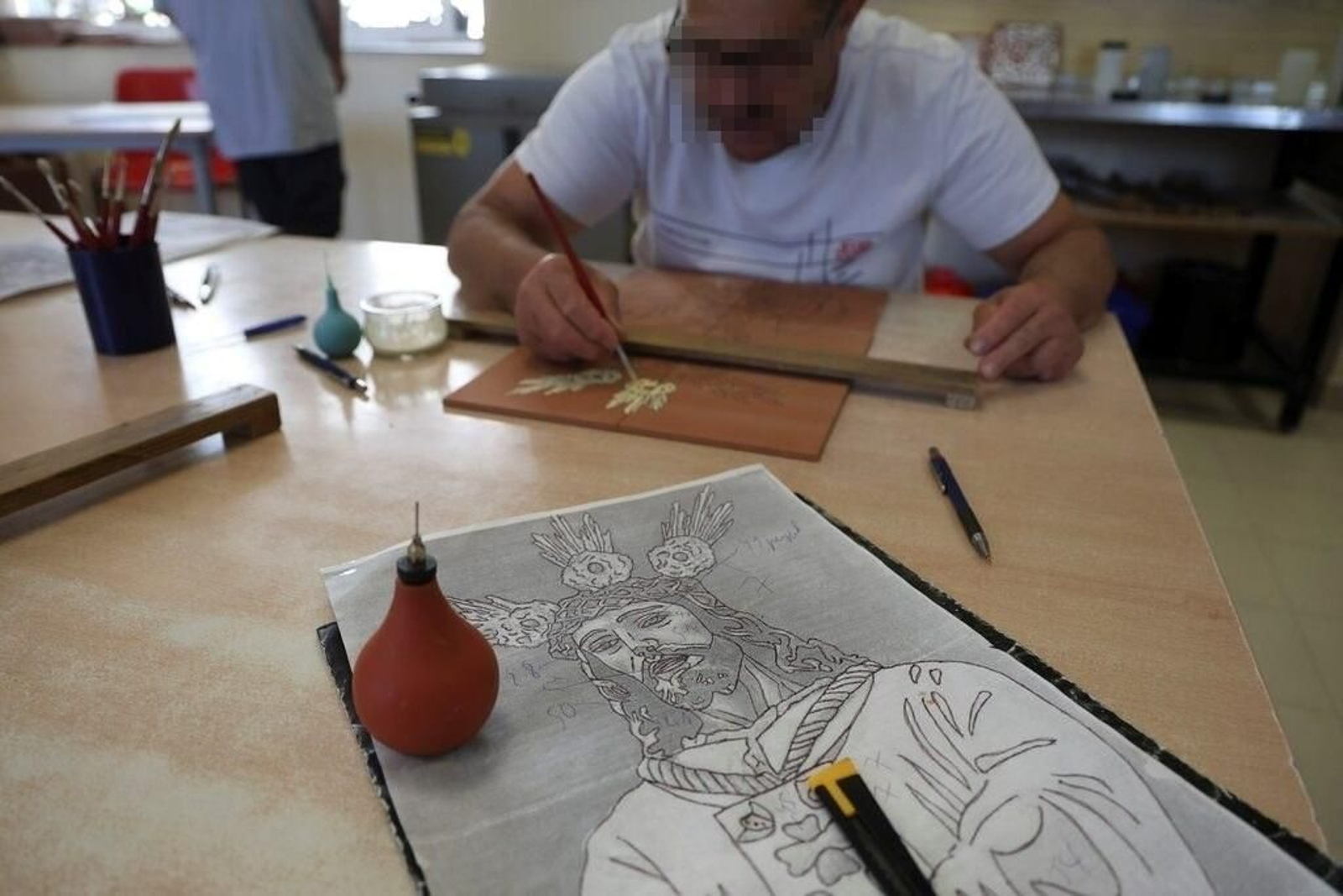 Carlos pinta una cerámica del Cautivo.