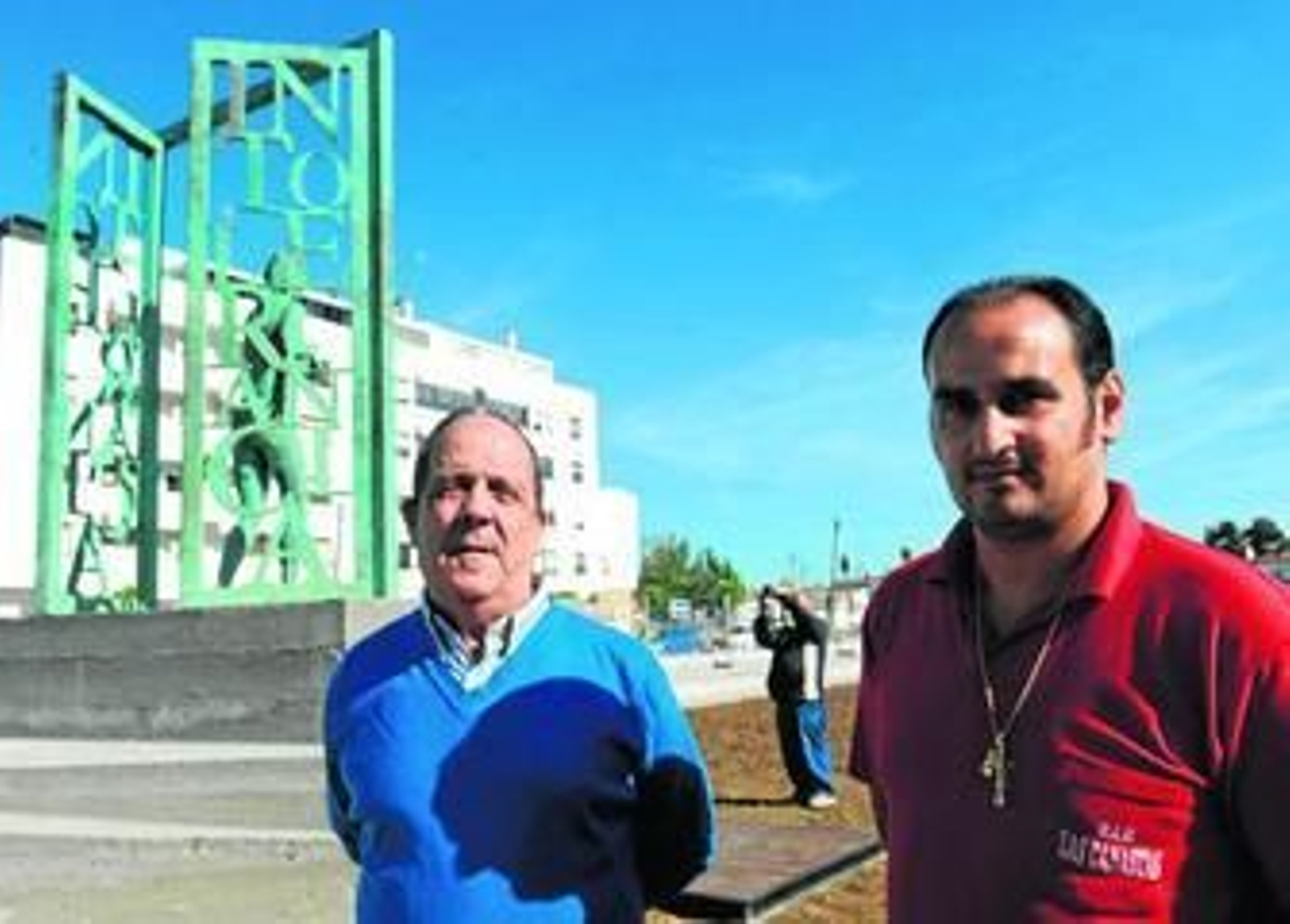 El propietario afectado por las expropiaciones de Montañeses de la Isla, Joaquín Moreno, junto a otro de los afectados, en la zona en la que antes se ubicaban las viviendas.