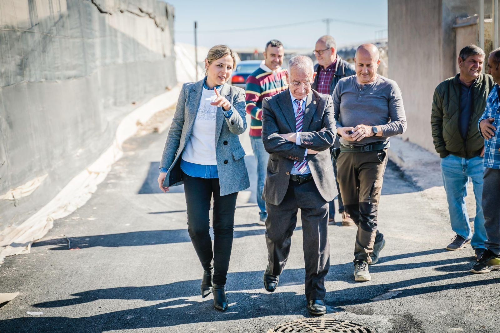El alcalde, Gabriel Amat y la concejal Rocío Sánchez visitan los invernaderos de Roquetas.