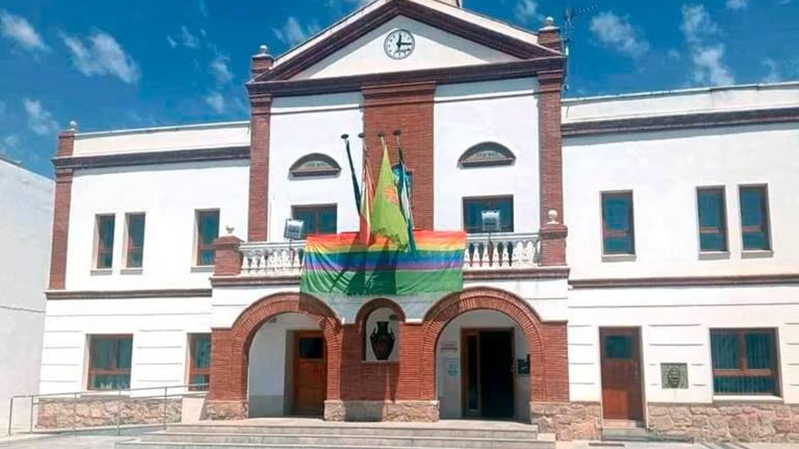 Bandera LGTBI en el ayuntamiento de Puente de Génave el mes pasado.