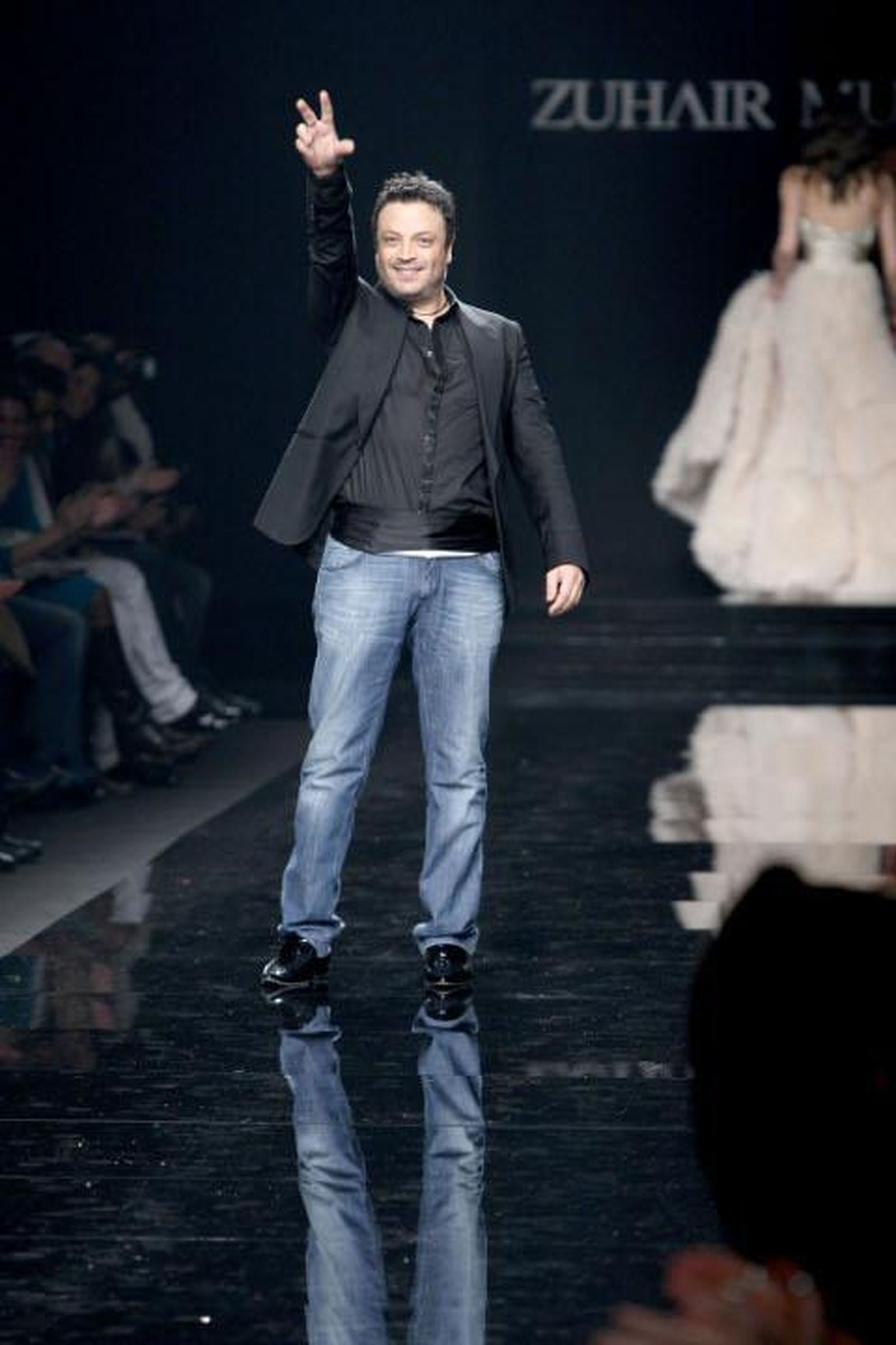 Zuhair Murad saluda después de un desfile.