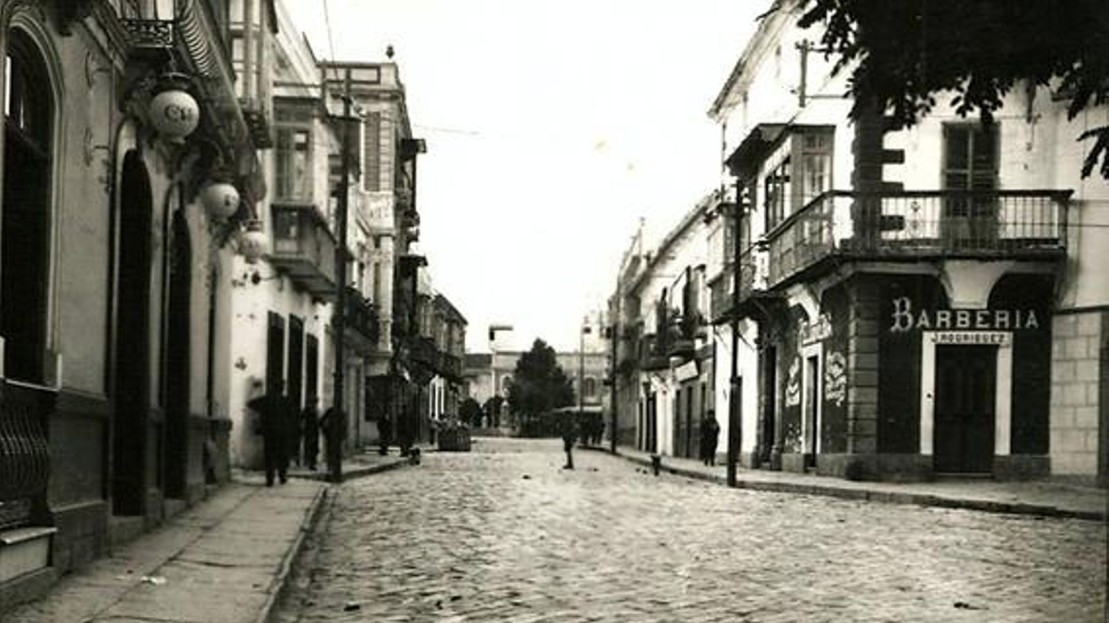 La parte alta de la Calle Real (actual Radio Algeciras). A la derecha, la Barbería Rodríguez.