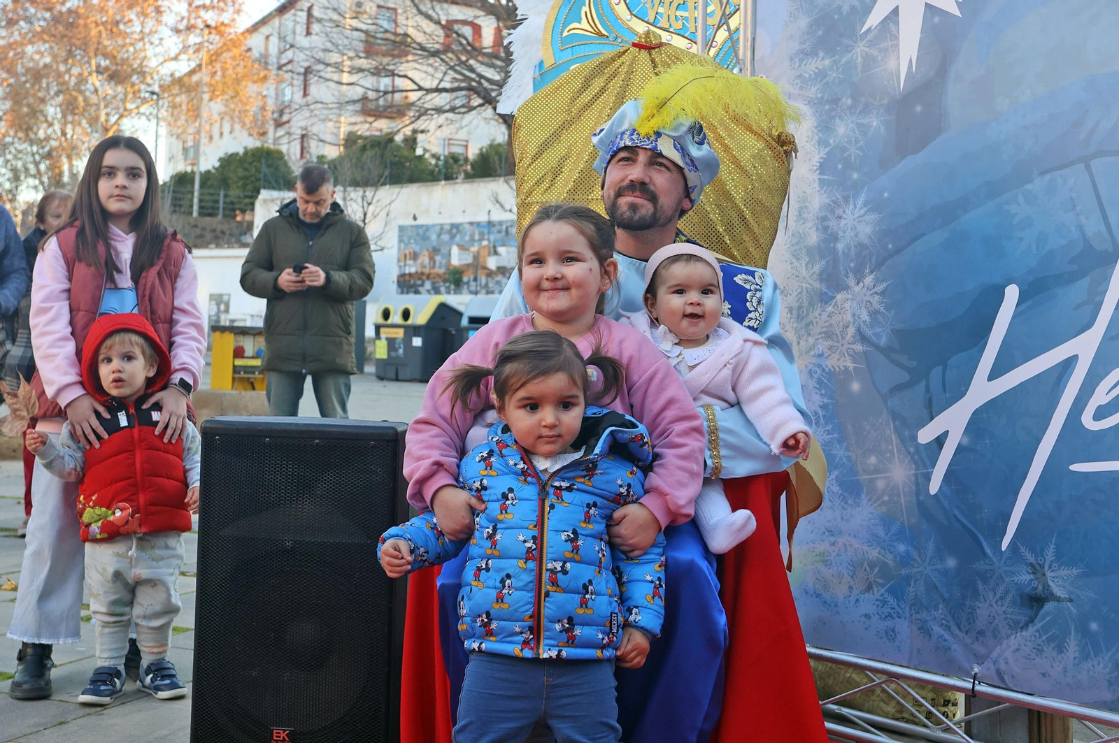 Imágenes del paje Real de SSMM los Reyes Magos recogiendo las cartas de los niños y niñas de Huelva en la plaza Houston