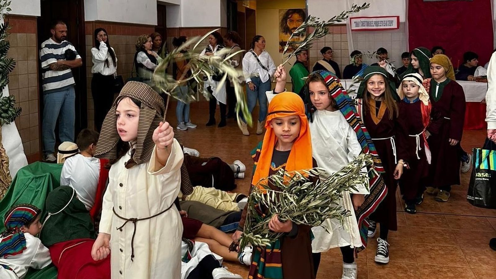 Los pequeños portaban sus ramas de olivo.