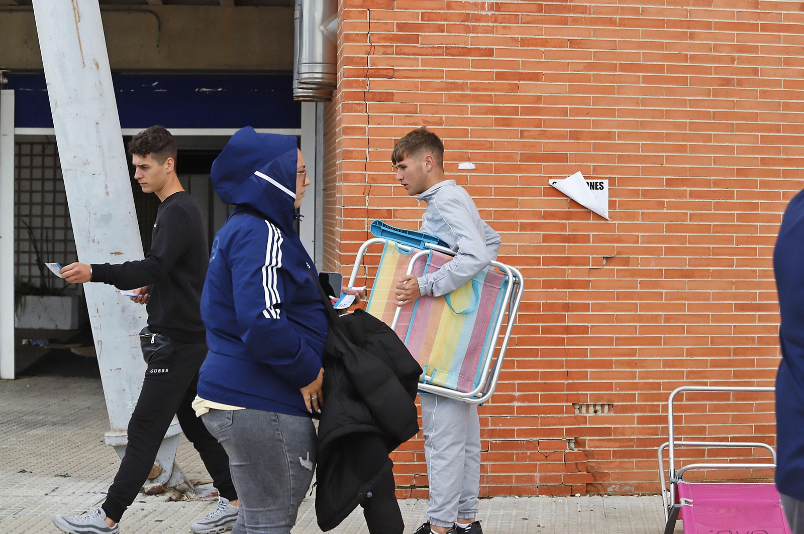 Largas colas para comprar las últimas entradas de la final del Recreativo de Huelva