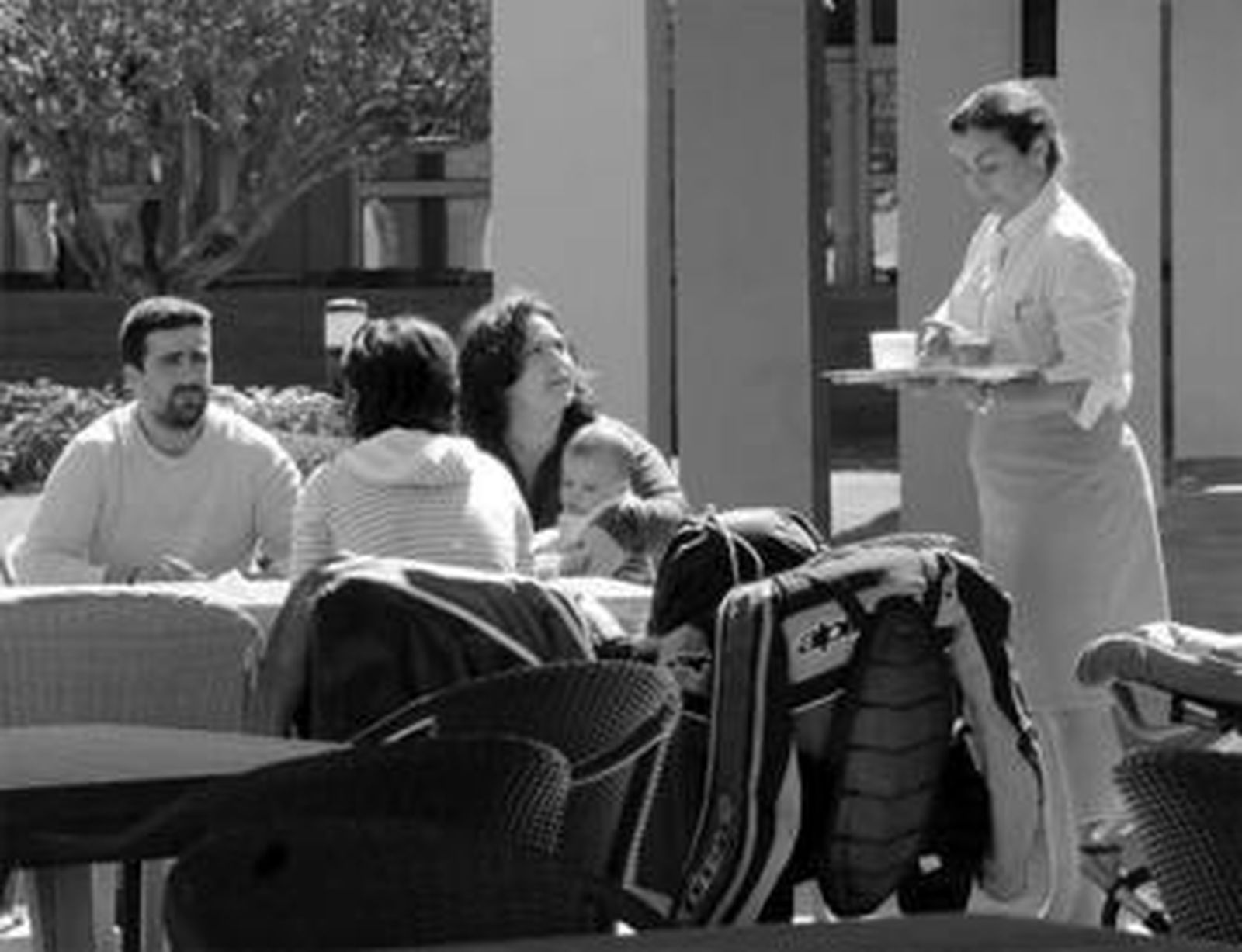 Una empleada del sector de la hostelería, en uno de los establecimientos de Novo Sancti Petri.