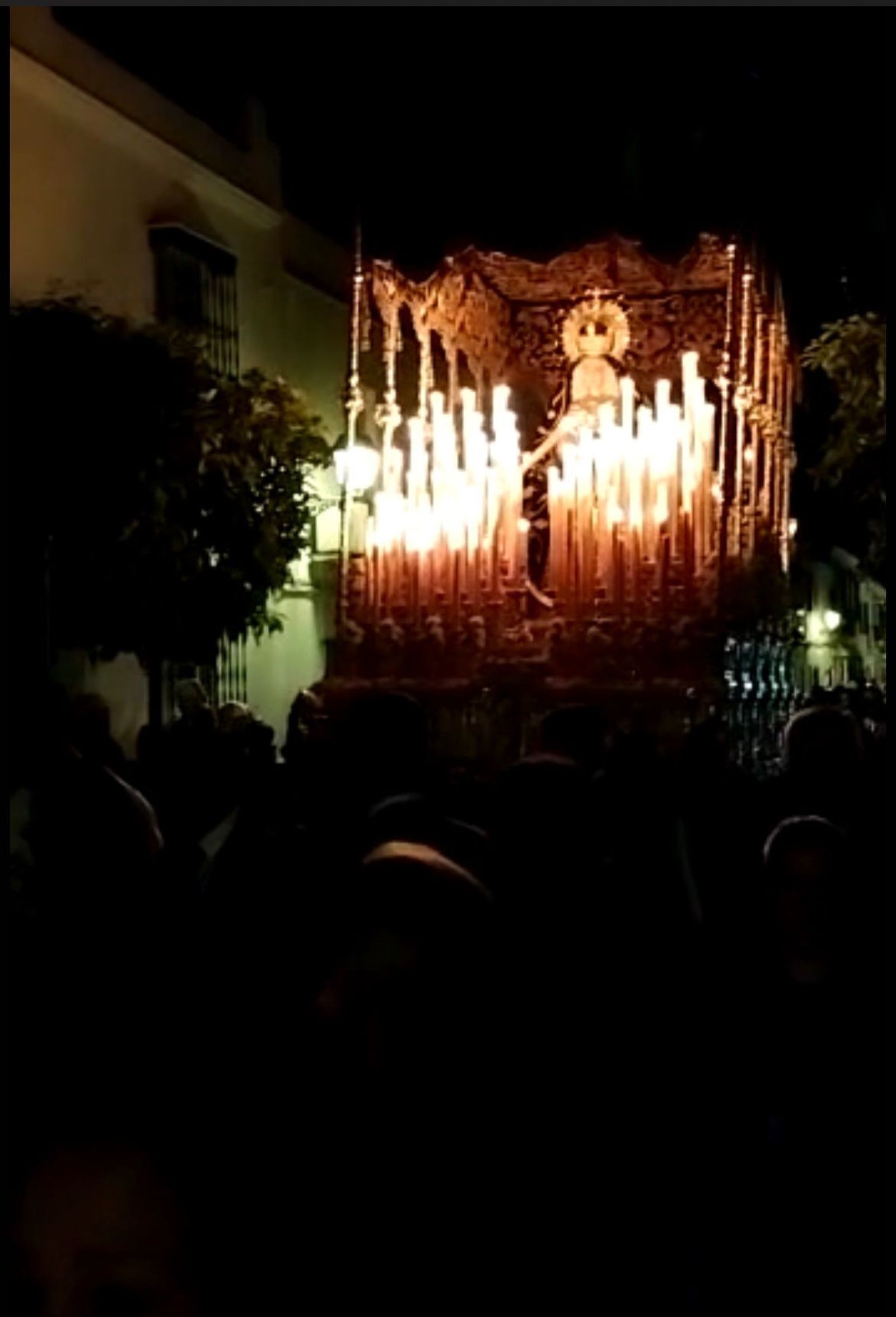 Una vela cayó sobre las manos de la imagen