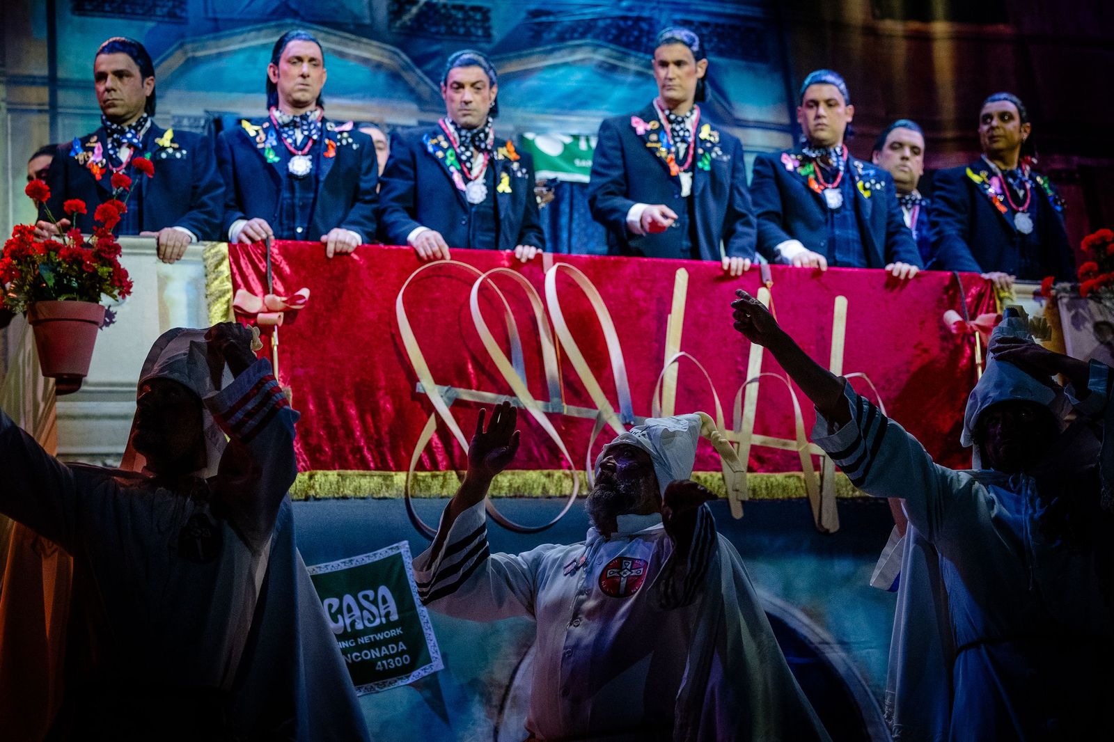 La chirigota Ssshhhhh!!!, durante el cameo del cuarteto del Gago en la Gran Final.