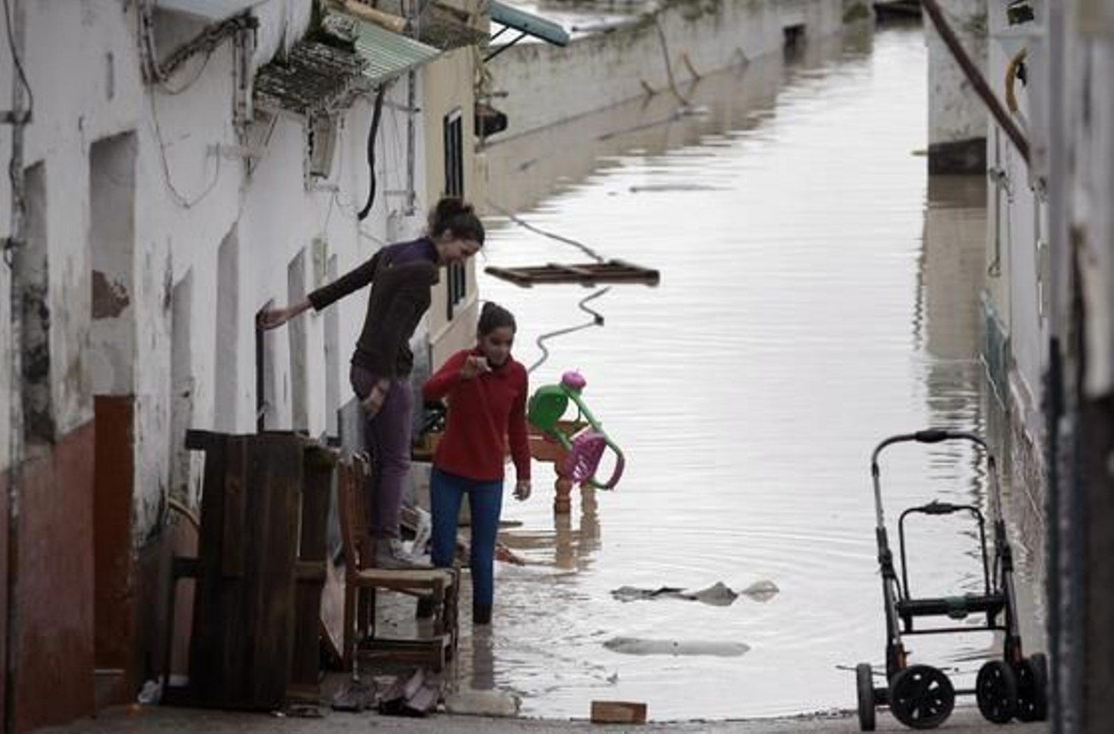 El Río Guadalquivir se desborda a su paso por Lora del Río./ J.C Muñoz
