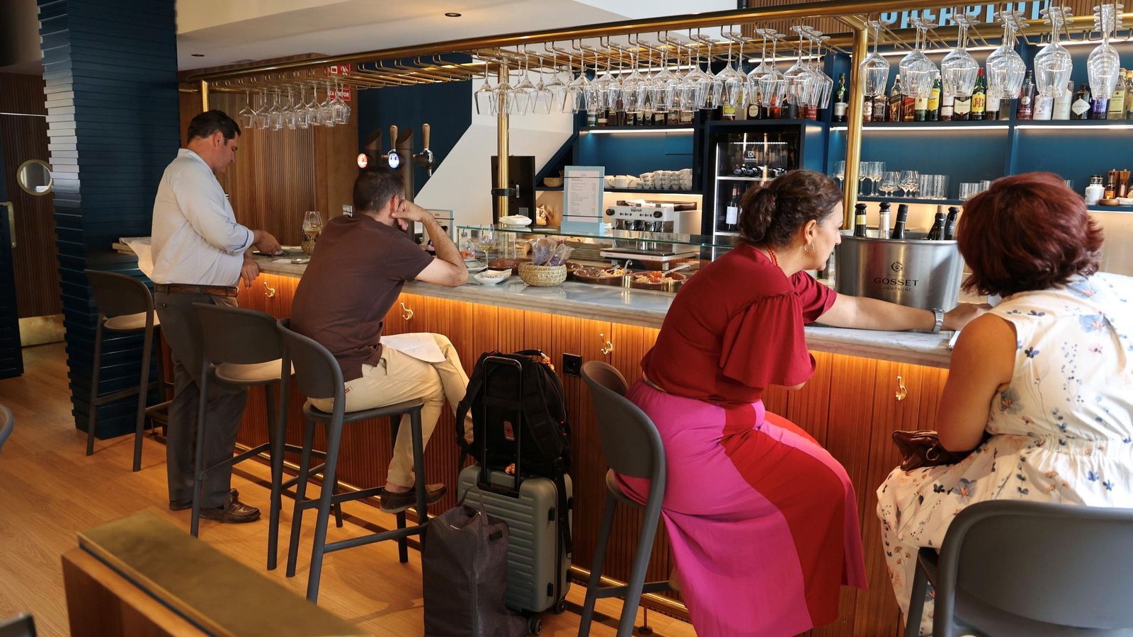 La barra de Caladero se convierte en un punto de reunión para sus clientes.