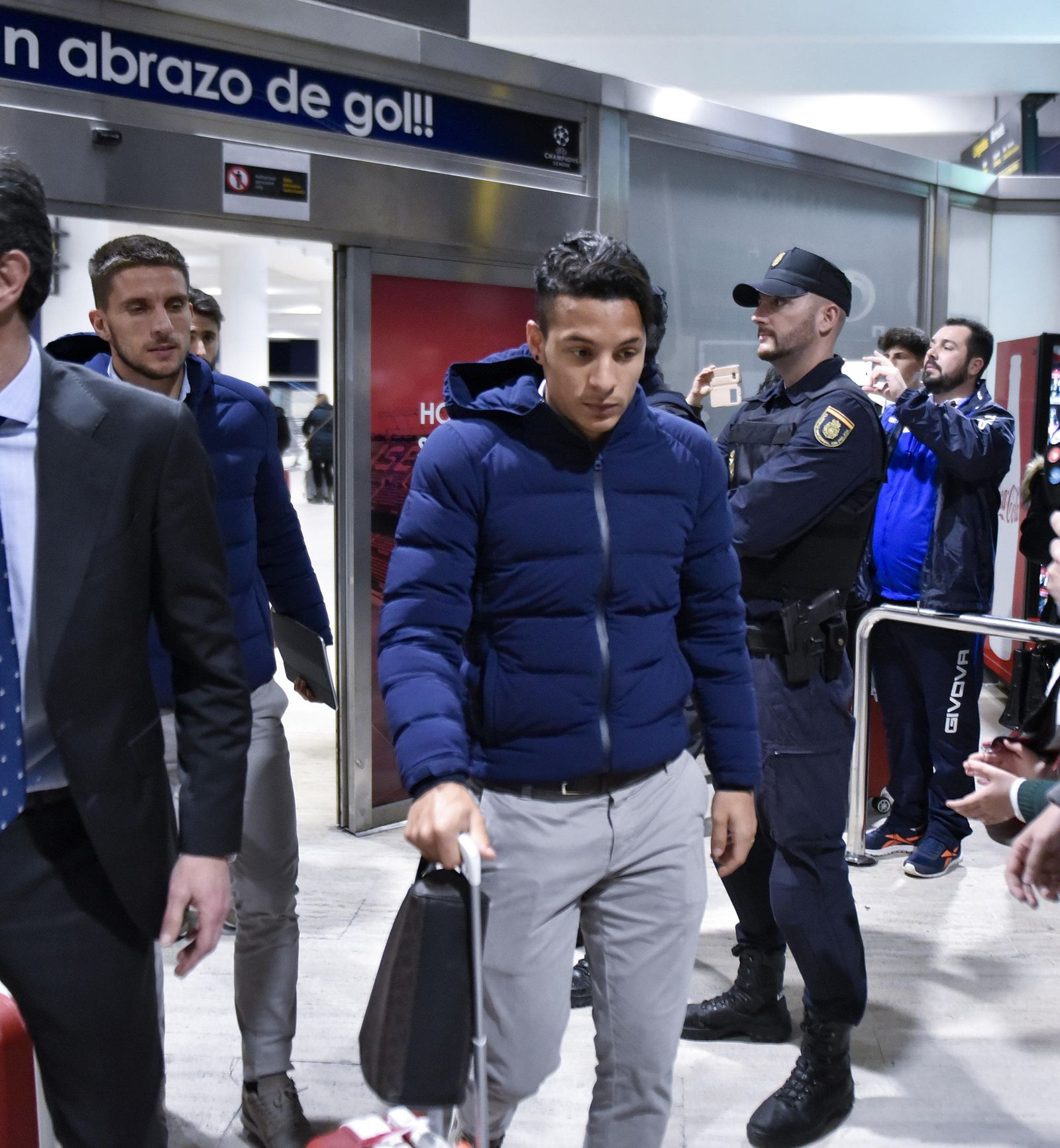 Llegada del Sevilla tras clasificarse a cuartos en Champions