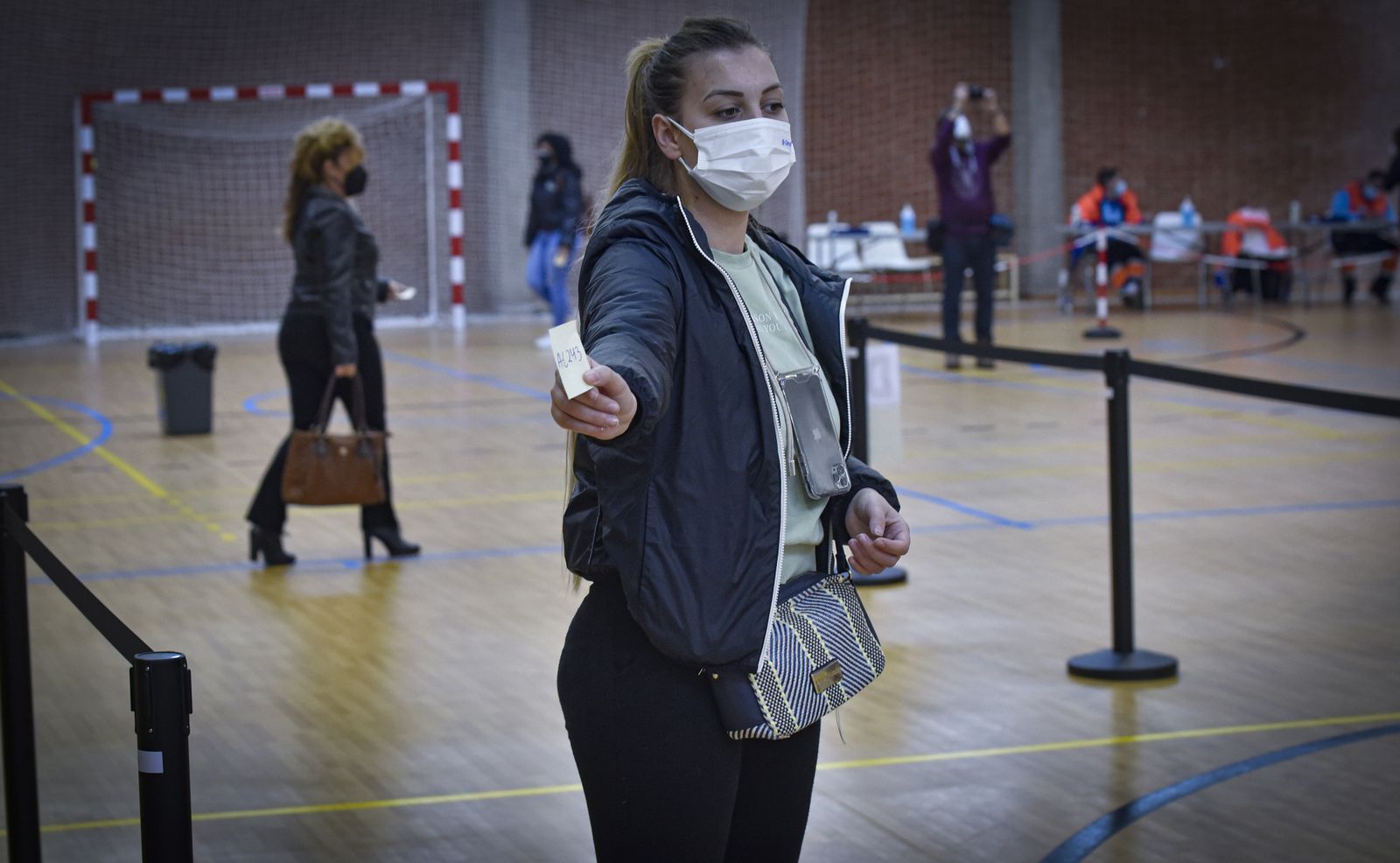 Coronavirus: La vacunación en el Pabellón deportivo de la Facultad de Económicas