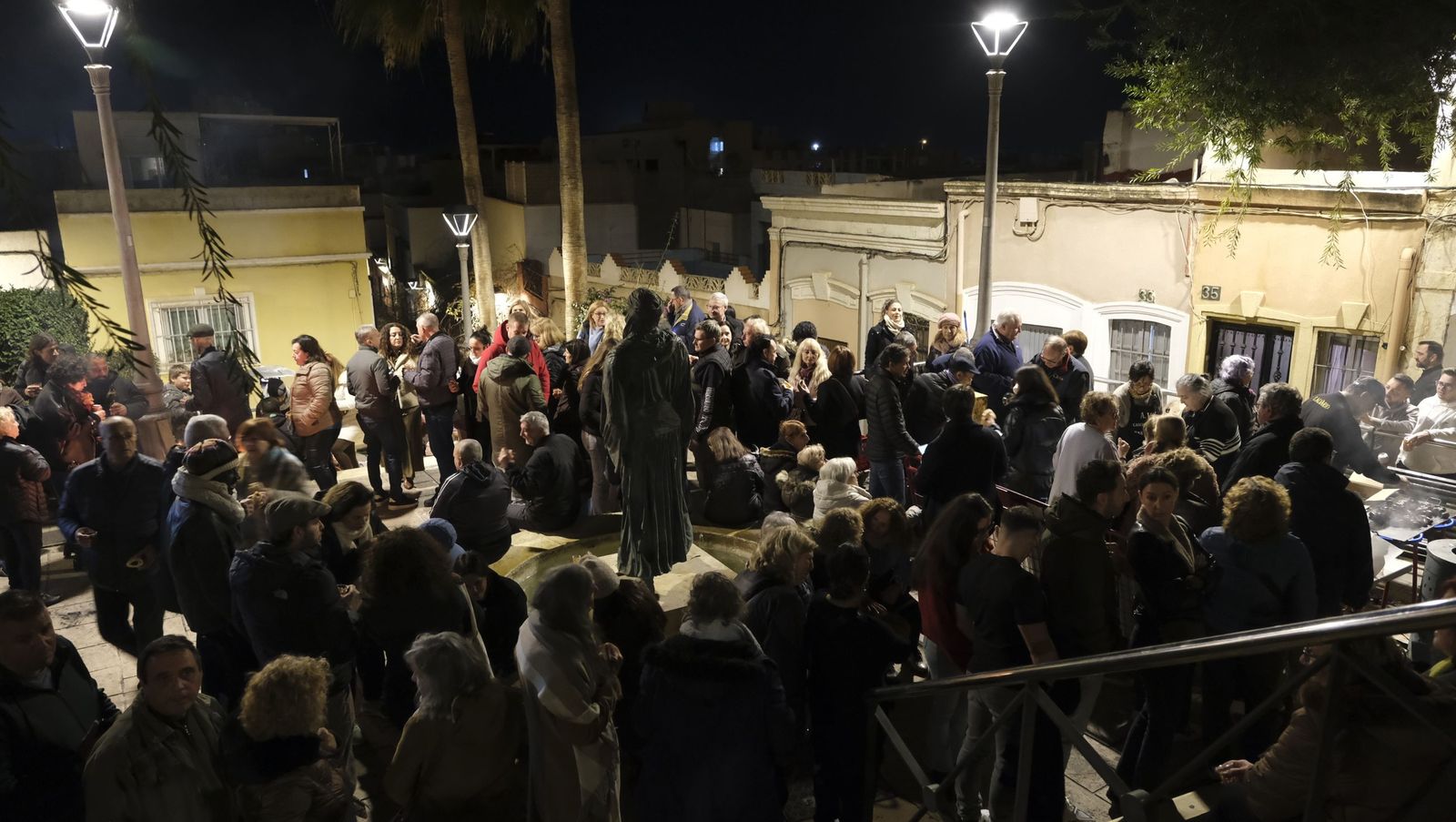 Las Hogueras de San Antón del casco histórico de Almería, en imágenes