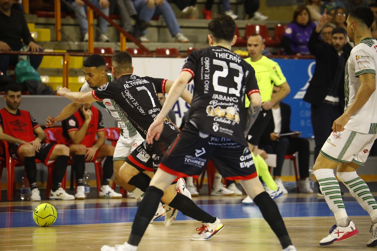 Las mejores fotos del ambiente en Vista Alegre para el Córdoba Futsal - Noia