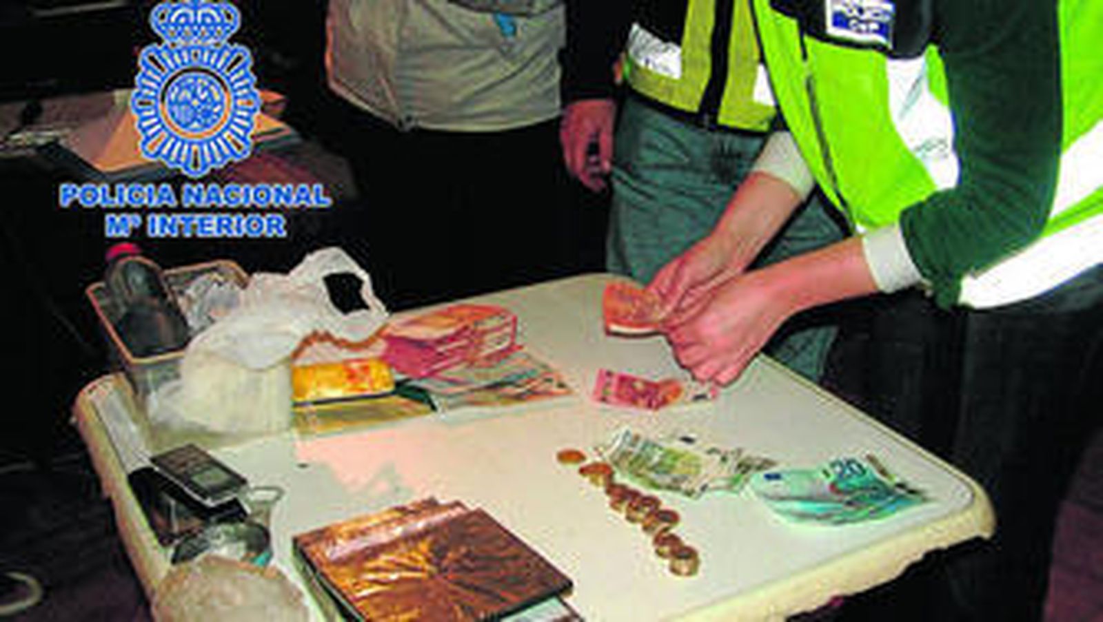 Dinero, documentación y otros efectos intervenidos por la Policía durante los cuatro registros realizados.