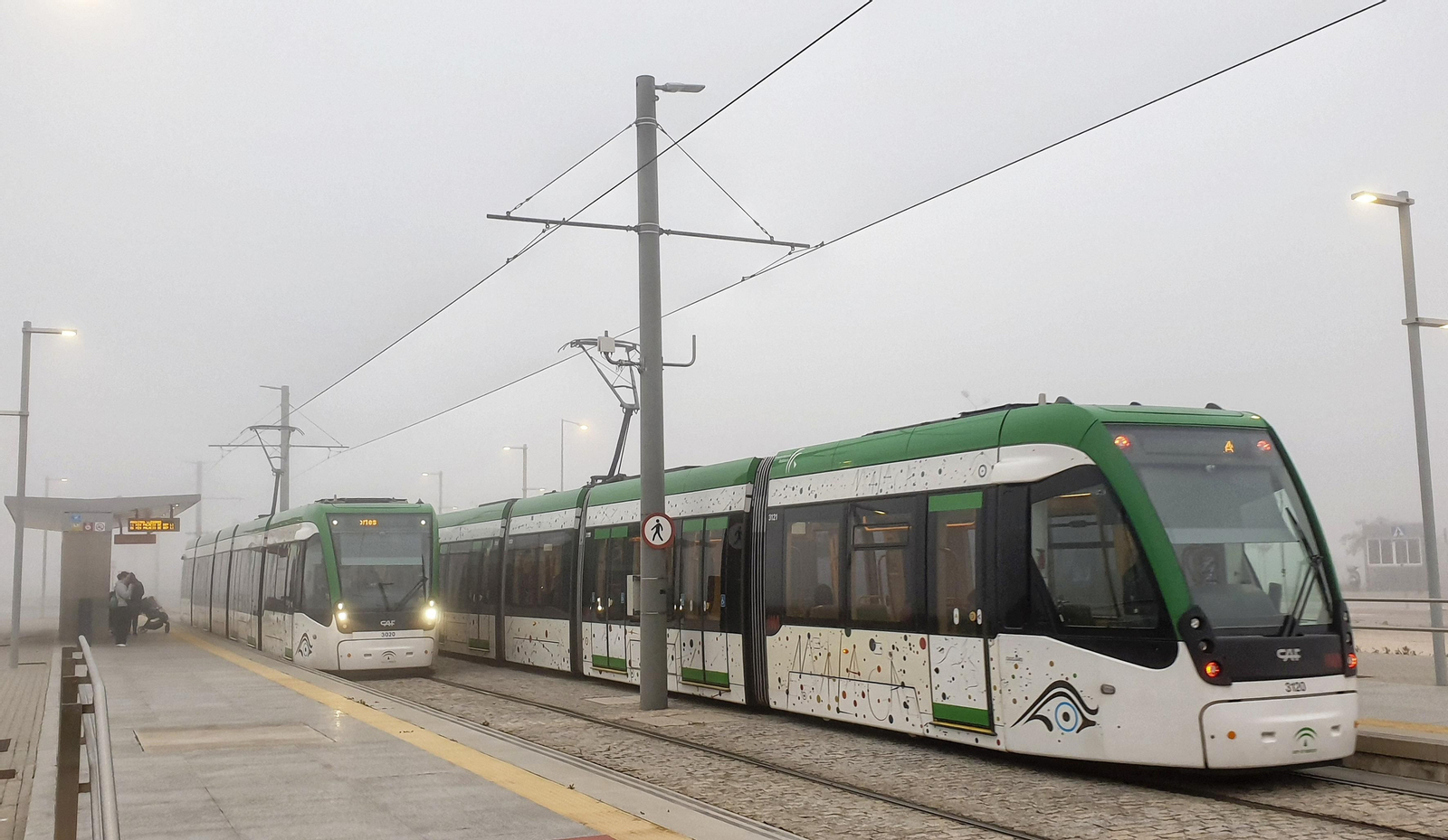El Metro de Málaga en su recorrido en superficie en la zona de la Universidad.