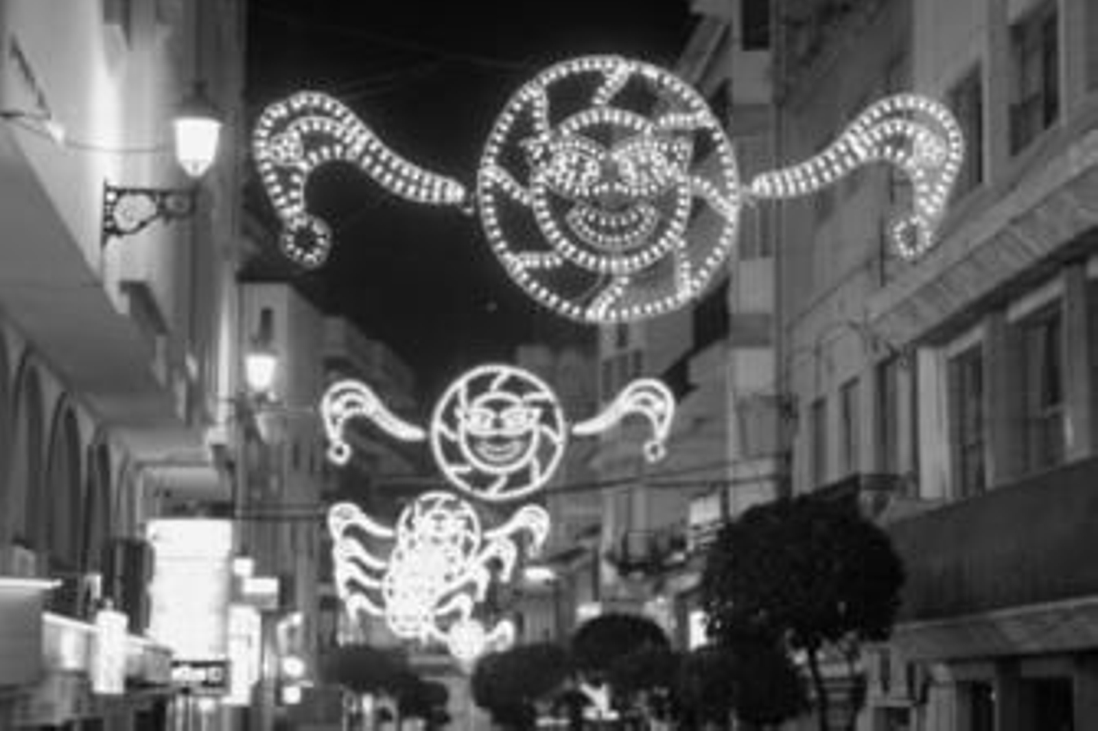 El alumbrado de Carnaval, el año pasado en la calle Alfonso XI. El alumbrado de Carnaval, el año pasado en la calle Alfonso XI.