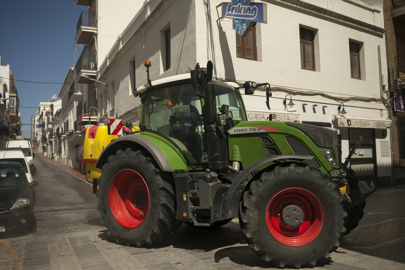 Uno de los tractores trabajando en El Centro de la ciudad del Tajo