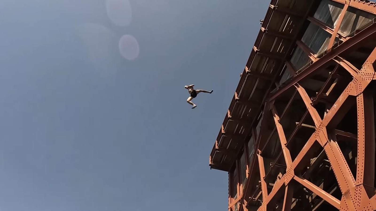 Uno de los jóvenes salta desde el Cable Inglés.