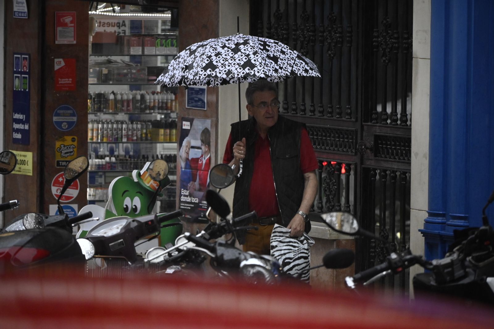 Un lunes de lluvia en Huelva, en imágenes
